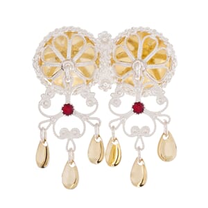 Halsknapp, kvit/gylt med raud stein i filigran