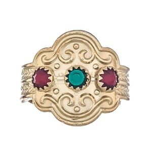 Ring, forgylt m/raude og grøne steinar