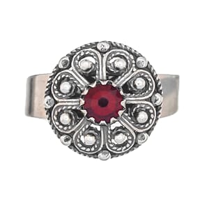 Ring med raud stein, oksidert