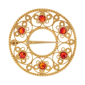 Sølje halsring, forgylt med orange steinar