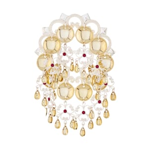 Sølje, kvit/forgylt (10 heng) med raude steinar i filigran